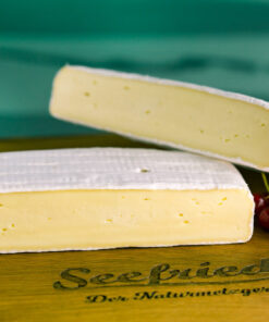 Weichkäse L'amour Blanc d'Antoine auf Holzbrett