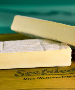 Weichkäse L’amour rouge d’Antoine auf Holzbrett