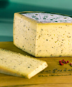 Geifertshofener Pfefferkäse auf Holzbrett