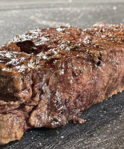 Filet vom Weiderind ruht nach dem Anbraten auf einem Schneidbrett (c) comakochen.de