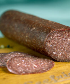 Rindersalami aufgeschnitten auf Holzbrett
