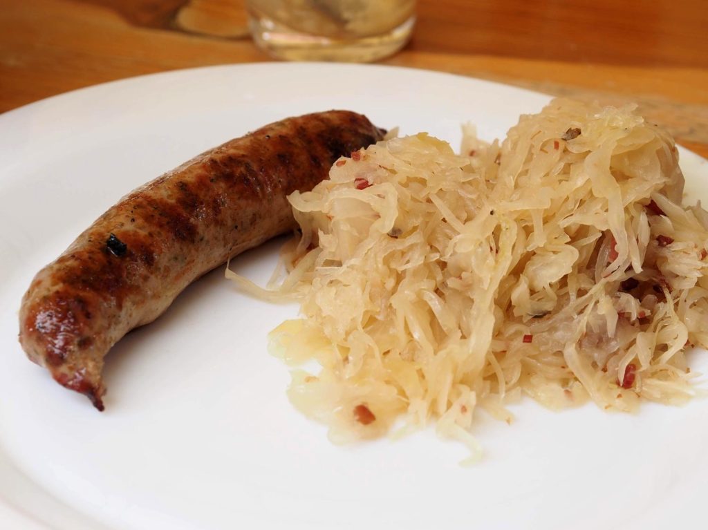 Sauerkraut mit Bratwurst auf Teller