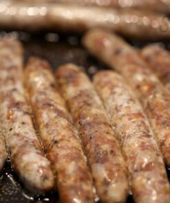 Gebrühte Bratwürste in der Pfanne.