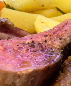 Leckeres Lammkarree mit Kartoffeln und Karotten (c) comakochen.de