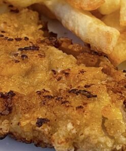 Schnitzel knusprig paniert mit Pommes auf dem Teller (c) comakochen.de
