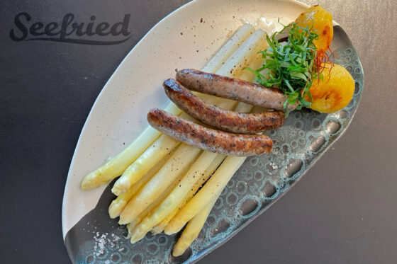 Bärlauchbratwurst auf Spargel