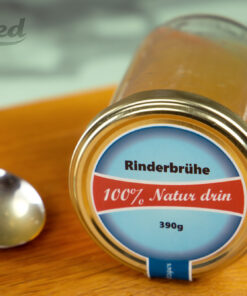 Rinderbrühe im Glas